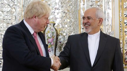 Le chef de la diplomatie iranienne&nbsp;Mohammad Javad Zarif et son homologue britannique Boris Johnson à Téhéran, le 9 décembre 2017.&nbsp; (ATTA KENARE / AFP)