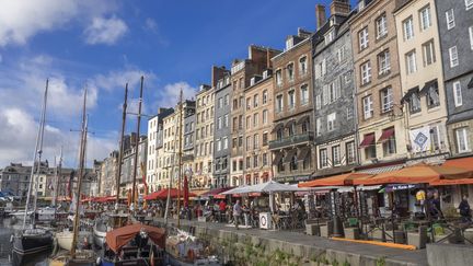 La commune portuaire d'Honfleur, en Normandie. (CHRISTIAN WATIER / MAXPPP)