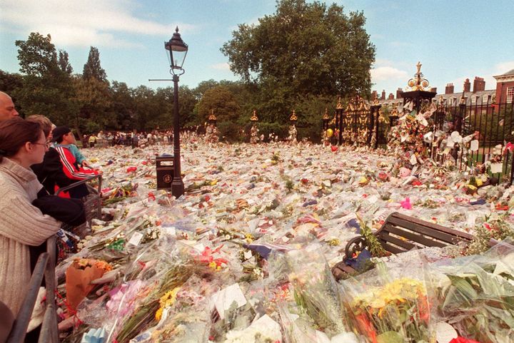 Les fleurs en hommage à la princesse Diana s'accumulent devant les grilles de Buckingham Palace, à Londres (Royaume-Uni), le 4 septembre 1997. (PAUL VICENTE / AFP)