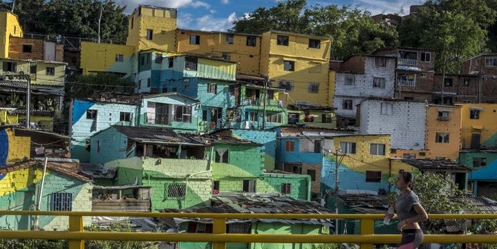 230 masures ont été peintes avec l'aide des habitants.
 (JOAQUIN SARMIENTO / AFP)