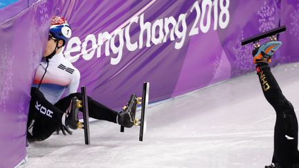 Les patineurs&nbsp;Seo Yi-ra (Corée du Sud) et Han Tianyu saisis en pleine chute&nbsp;lors du quart de finale des 500 mètres en short track, jeudi&nbsp;22 février. (JOHN SIBLEY / REUTERS)