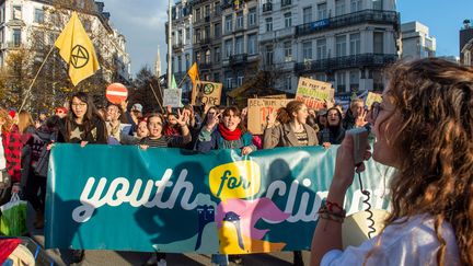 De jeunes citoyens alarment sur la situation climatique actuelle lors d'une manifestation en Belgique (JULIA M FREE / MAXPPP)