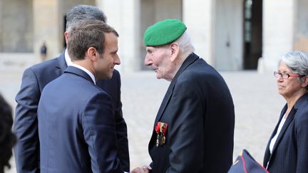 Emmanuel Macron salue Hubert Germain, à l'hôtel des Invalides, à Paris, le 22 septembre 2017. (LUDOVIC MARIN / AFP)