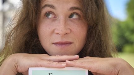 Emma Becker, autrice de "Le Mal joli" aux éditions Albin Michel. (GUILLAUME SOUVANT / AFP)