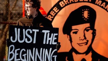 Un soutien de Bradley Manning, accus&eacute; d'avoir livr&eacute; des informations confidentielles &agrave; WikiLeaks, le 16 d&eacute;cembre 2011 &agrave; Fort Meade (Etats-Unis). (CHIP SOMODEVILLA / GETTY IMAGES / AFP)