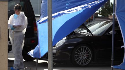 La voiture d'Antoine Sollacaro, le jour de son assassinat perp&eacute;tr&eacute; dans une station-service d'Ajaccio (Corse-du-Sud), le 16 octobre 2012. (PASCAL POCHARD CASABIANCA / AFP)