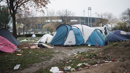 Des migrants dorment sous des tentes près du Stade de France, le 11 novembre 2020, aux portes de Paris. (LUCAS BOIRAT / HANS LUCAS / AFP)