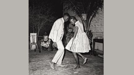 "Nuit de Noël" est devenu une des icônes du travail du photographe. (Malick Sidibé, avec l'aimable autorisation de la Fondation Cartier)