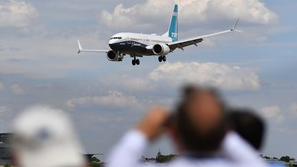 Un Boeing 737 Max atterrit lors d'une présentation au&nbsp;Salon aéronautique de Farnborough (Royaume-Uni), le 16 juillet 2018. (BEN STANSALL / AFP)