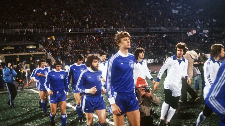 Ars&egrave;ne Wenger entre sur le terrain lors d'un match de Coupe d'Europe entre son &eacute;quipe de Strasbourg, et les Allemands de Duisbourg, le 6 d&eacute;cembre 1978, &agrave; Duisbourg (Allemagne). (AFP)