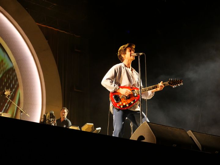 Alex Turner, leader du groupe Arctic Monkeys, lors du festival Rock en Seine, le jeudi 25 août 2022. (NISRINE MANAI / FRANCEINFO CULTURE)