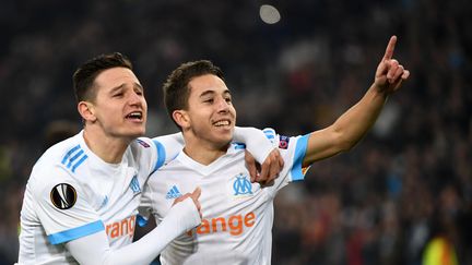 Florian Thauvin et&nbsp;Maxime Lopez, de l'OM, célèbrent un but marqué au vélodrome de Marseille (Bouches-du-Rhône), le 15 février 2018. (BORIS HORVAT / AFP)