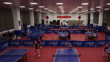 Félix Lebrun s'est qualifié pour les demi-finales de tennis de table, jeudi 1er août. Le favori, le Chinois Wang Chuqin, s'est incliné la veille. Un drame en Chine, où le ping-pong est un sport national.