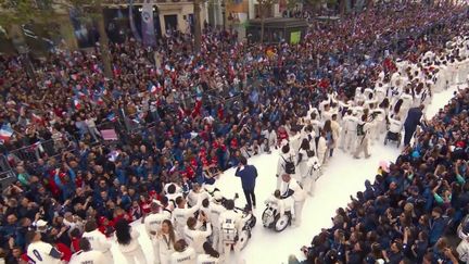 Paris 2024 : le tapis rouge déroulé pour les 300 athlètes des Jeux