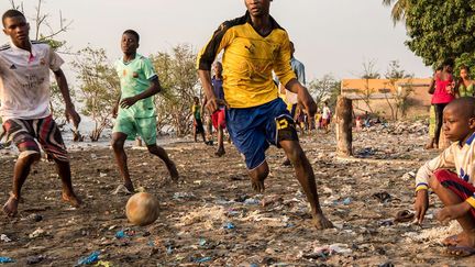 ont été prises en Guinée, un pays pauvre à la population très jeune. (Sylvie Tachot-Goavec)