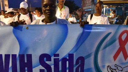 Marche anti-sida à Abidjan, le 30 novembre 2014. (AFP PHOTO / SIA KAMBOU)