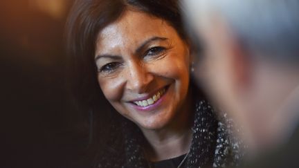 La maire socialiste de Paris, Anne Hidalgo, lors d'un déplacement à La Roche-sur-Yon (Vendée), le 19 décembre 2017. (LOIC VENANCE / AFP)