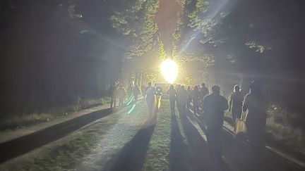 Le retour du festival We Love Green façon "Stranger Things" dans le bois de Vincennes, à l'issue de la super soirée d'ouverture du jeudi aurait dû nous alerter : quelque chose de pas&nbsp;très cool se préparait du côté de la météo. Eh eh... (LAURE NARLIAN / FRANCEINFO CULTURE)