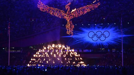 La flamme olympique sur le point de s'&eacute;teindre... Mais, comme le Ph&eacute;nix, elle rena&icirc;tra de ses cendres dans quatre ans. (JEWEL SAMAD / AFP)