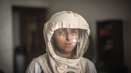 Fatimazehra El Ghazaoui est atteinte de&nbsp;xeroderma pigmentosum. Une maladie rare d'hyper sensibilité au soleil. Pour survivre, elle doit se protéger en permanence du soleil. Photographiée le 16 juillet 2019 chez elle, près de Casablanca. (MOSA'AB ELSHAMY/AP/SIPA / SIPA)