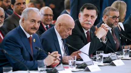 De gauche à droite, le maréchal de l'Armée nationale libyenne, Khalifa Haftar, le président du Parlement libyen basé à Tobrouk, Aguila Saleh Issa, le chef du gouvernement d'accord national Fayez al-Sarraj et le président du Haut Conseil d'Etat libyen Khaled Mechri, lors d'un congrès international sur la Libye à l'Elysée à Paris, le 29 mai 2018. (ETIENNE LAURENT / POOL)