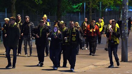 Des supporteurs quittent le stade Signal Iduna Park&nbsp;après le report du quart de finale aller de la Ligue des champions Dortmund-Monaco. Des explosions ont touché le bus du club allemand, le 11 avril 2017. (FEDERICO GAMBARINI / AFP)