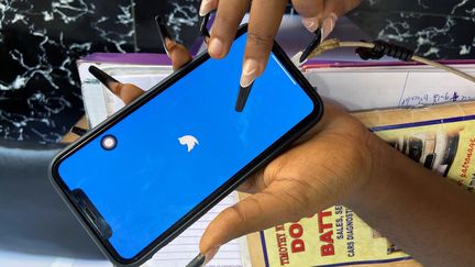 Ogechi Egemonu, entrepreneure basée à Lagos, ouvre le 10 juin 2021 l'application Twitter sur son portable. Le réseau social est suspendu au Nigeria. (SEUN SANNI / REUTERS)