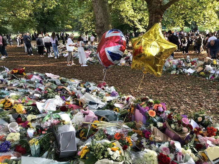 Des fleurs déposées dans un espace dédié, à Green Park, qui jouxte Buckingham Palace, à Londres, le 10 septembre 2022.&nbsp; (MARIE-ADELAIDE SCIGACZ / FRANCEINFO)