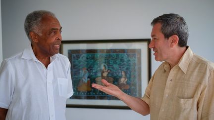 Gilberto Gil et Aldo Brizzi, les deux compositeurs de l'opéra "Amor Azul", lors d'une séance de travail à Bahia, au Brésil, en 2016 (HIROSUKE KITAMURA)