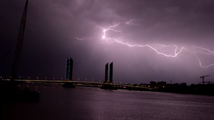 La foudre lors d'un orage à Bordeaux, le 18 juillet 2017. (NICOLAS TUCAT / AFP)