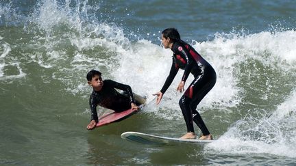 L'accueil réservé aux femmes pratiquant ce sport diffère selon les plages. A Mehdia, «il n'y a aucun problème», affirme Mounir, professeur de surf. La plage des Oudayas à Rabat est plus conservatrice: «Les filles sont souvent harcelées», se désole Rim.
 (FADEL SENNA / AFP)