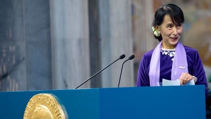 Discours à l'Hôtel de Ville

«Mon parti, la Ligue nationale pour la démocratie, et moi-même sommes prêts et désireux de jouer tout rôle dans le processus de réconciliation nationale.»

Recevoir le prix Nobel de la Paix, alors qu'elle était en résidence surveillée, lui a donné l'espoir de continuer son combat et «a ouvert une porte dans (son) cœur», a-t-elle dit. (AFP PHOTO / POOL/ DANIEL SANNUM LAUTEN)