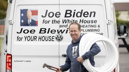 Joe Blewitt  un cousin  deJoe Biden, pose pour dans la maison ancestrale de Biden à Ballina, au nord-ouest de l'Irlande, le 7 octobre 2020. (PAUL FAITH / AFP)