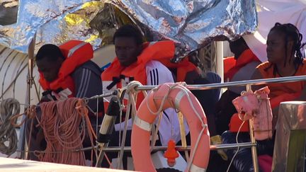 Migrants africains à leur arrivée sur l'île italienne de Lampedusa. L'OIM relève ces derniers mois l'arrivée en Europe d'un grand nombre de femmes, notamment ivoiriennes et nigérianes, souvent victimes de réseaux de traite. Photo prise le 6 juillet 2019.&nbsp; (- / LOCAL TEAM )