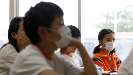 Des &eacute;coliers portent des masques dans une &eacute;cole &eacute;l&eacute;mentaire de Minami Soma,&nbsp;&agrave; une vingtaine de kilom&egrave;tres de la centrale de Fukushima (Japon), le 8 septembre 2011. (KIM KYUNG HOON / REUTERS)