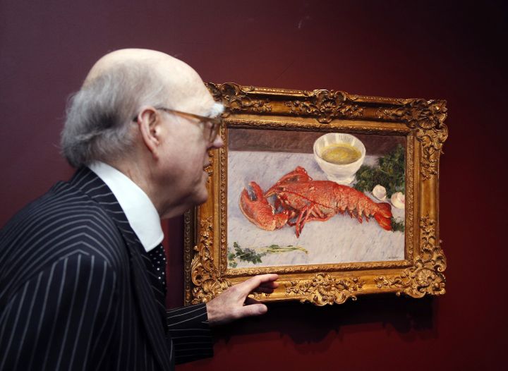 2013 : Spencer Hays montre "Nature morte au Homard" de Gustave Caillebotte, l'une des oeuvres majeures de la collection du couple, exposée alors au Musée d'Orsay.
 (FRANCOIS GUILLOT / AFP)