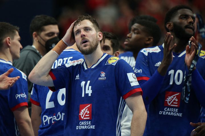 La déception de Kentin Mahé, pourtant auteur d'un très gros match, après la défaite de l'équipe de France face au Danemark lors du match pour la 3e place du championnat d'Europe, le 30 janvier à Budapest.&nbsp; (FERENC ISZA / AFP)