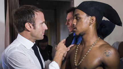 Emmanuel Macron parle avec un habitant de Saint-Martin, le 29 septembre 2018. (ELIOT BLONDET / POOL / AFP)