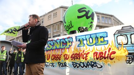 Une centaine de manifestants de SUD Rail et de la CGT Cheminots&nbsp;se sont rassemblés&nbsp;près de la gare de Lyon, à Paris, le 12 mars 2018. (ANTHONY DEPERRAZ / CROWDSPARK / AFP)