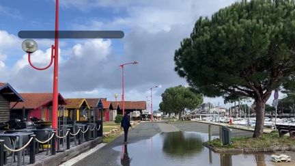 Placée en vigilance orange crue et vagues submersion, ce lundi 11 mars, par Météo France, la Gironde a été touchée par les intempéries, à l’image de Bordeaux. Plusieurs routes ont été inondées dans la ville. (France 2)