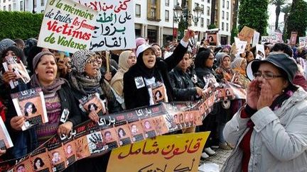 Manifestation contre la violence à l'égard des femmes devant le parlement marocain. Rabat, le 24 novembre 2013. (AFP/Jalal Morchidi)