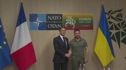 Au lendemain de la livraison de missiles Scalp par la France, le président ukrainien Volodymyr Zelensky a rencontré en tête à tête Emmanuel Macron puis son homologue américain Joe Biden, mercredi 12 juillet, à l'occasion du sommet de l'Otan en Lituanie. (FRANCEINFO)