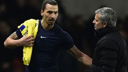 José Mourinho essaye de calmer Zlatan Ibrahimovic (FRANCK FIFE / AFP)