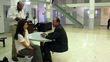 Grégoire Deniau filme Marie Drucker en entretien avec le directeur de la prison. 

La journaliste a pu aussi, pendant quelques heures, échanger sans aucune restriction avec les détenus et le personnel du pénitencier. (Stéphane Dubun)