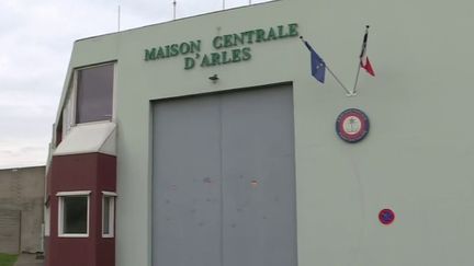 Arles : un détenu armé retient cinq membre du personnel de la maison centrale