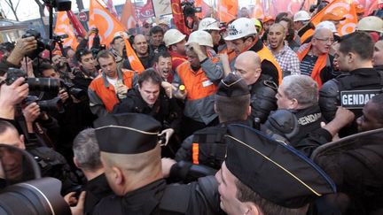 Des salari&eacute;s d'ArcelorMittal manifestant aux abords du QG de campagne de Nicolas Sarkozy, &agrave; Paris, le 15 mars 2012. (KENZO TRIBOUILLARD / AFP)