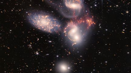 Voici le Quintette de Stephan, un groupe de cinq galaxies, dont quatre&nbsp;"s'entraînent dans une danse cosmique", explique les scientifiques.&nbsp;Ce cliché montre également des&nbsp;"des ondes de choc"&nbsp;alors qu'une de ces galaxies entre en collision avec les autres. (NASA, ESA, CSA, and STScI)