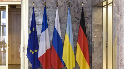 Les drapeaux européen, français, russe, ukrainien et allemand lors d'une réunion des ministres des Affaires étrangères à Berlin (Allemagne) le 2 juillet 2014. Illustration (CLEMENS BILAN / AFP)