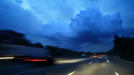 Un véhicule sur l'autoroute A7, près de Chanas, le 24 juin 2005 (AFP / PHILIPPE MERLE)