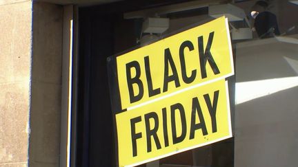 Le Black Friday aura lieu vendredi 29 novembre, mais des promotions sont déjà visibles. Les clients en profitent pour préparer leurs achats de Noël. (France 2)